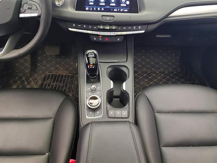 Фото 16 - Cadillac XT4