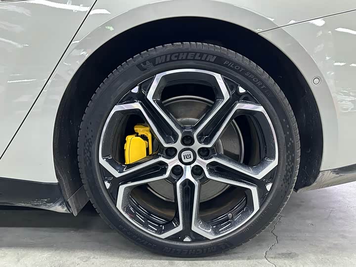 Фото 17 - Xiaomi SU7