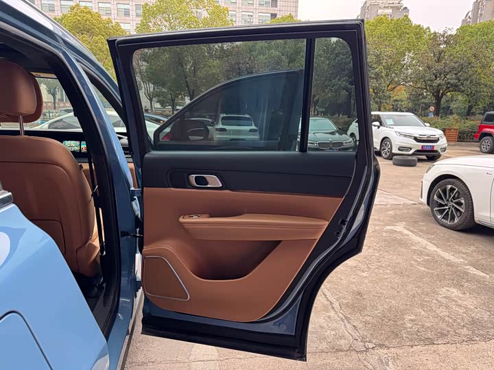 Фото 15 - LiXiang One