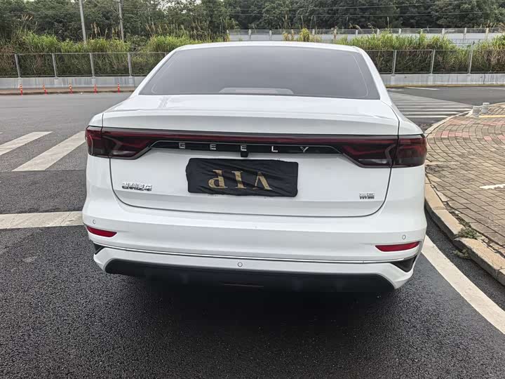 Фото 4 - Geely Emgrand