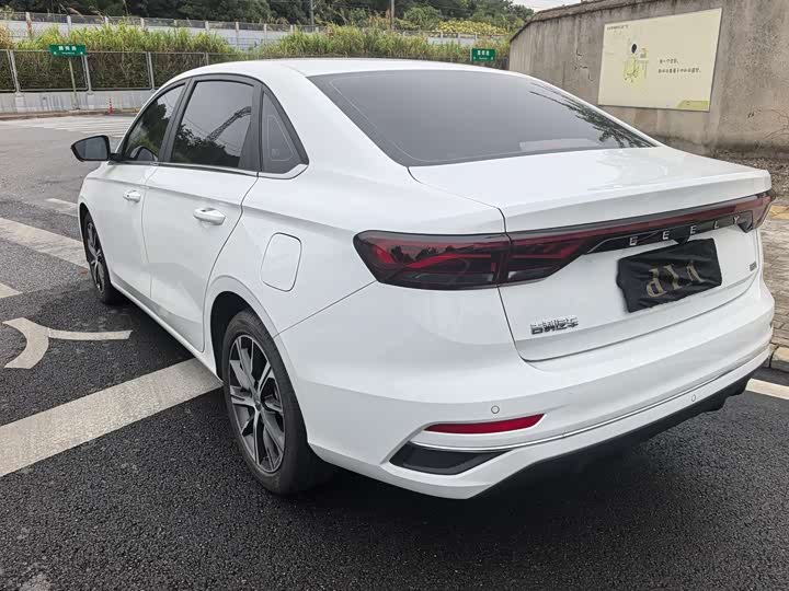 Фото 8 - Geely Emgrand
