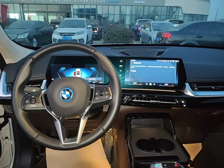 Фото 10 - BMW iX1