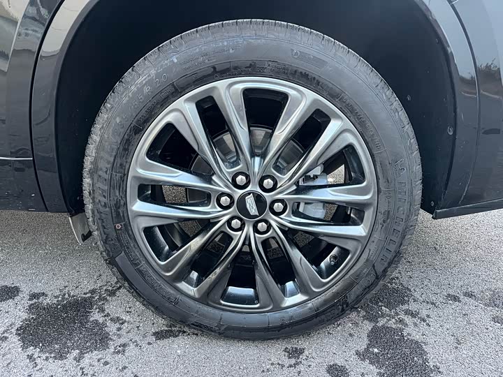 Фото 13 - Cadillac XT6