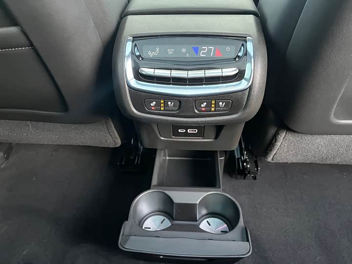 Фото 21 - Cadillac XT6