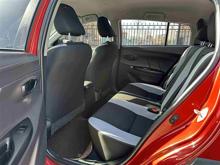 Фото 10 - Toyota Yaris L Hatchback