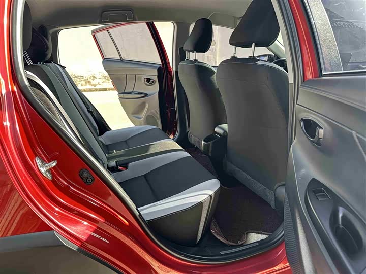 Фото 11 - Toyota Yaris L Hatchback