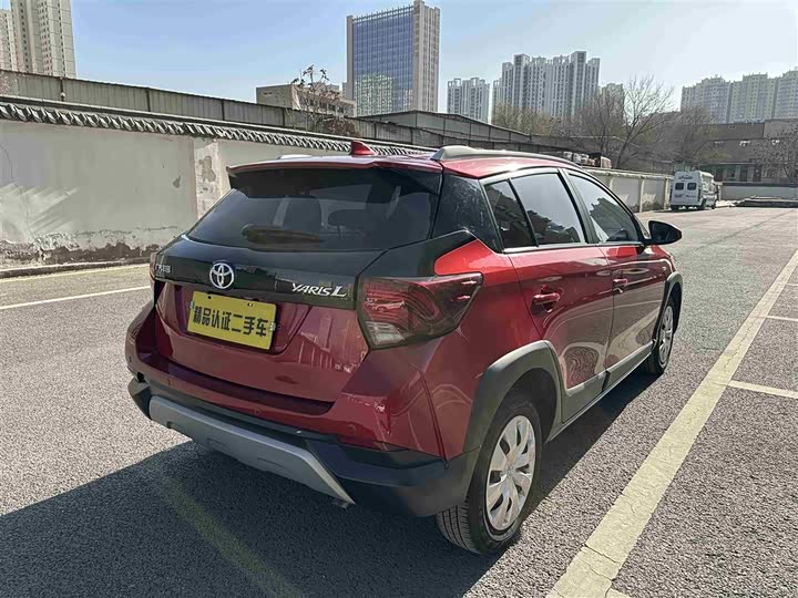 Фото 15 - Toyota Yaris L Hatchback