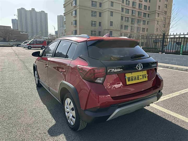 Фото 17 - Toyota Yaris L Hatchback