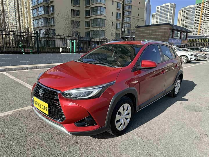 Фото 3 - Toyota Yaris L Hatchback