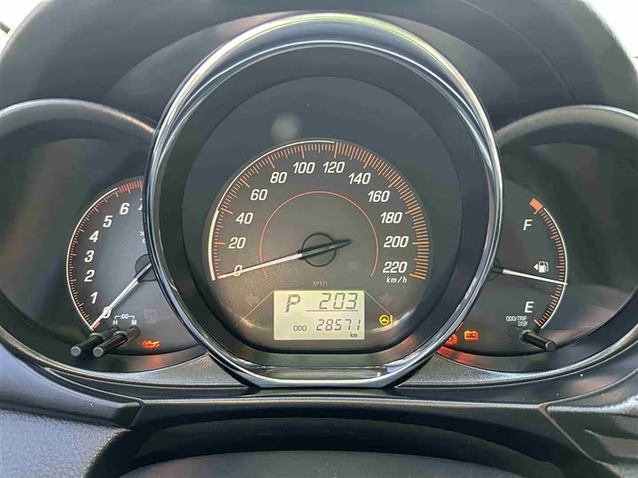 Фото 4 - Toyota Yaris L Hatchback