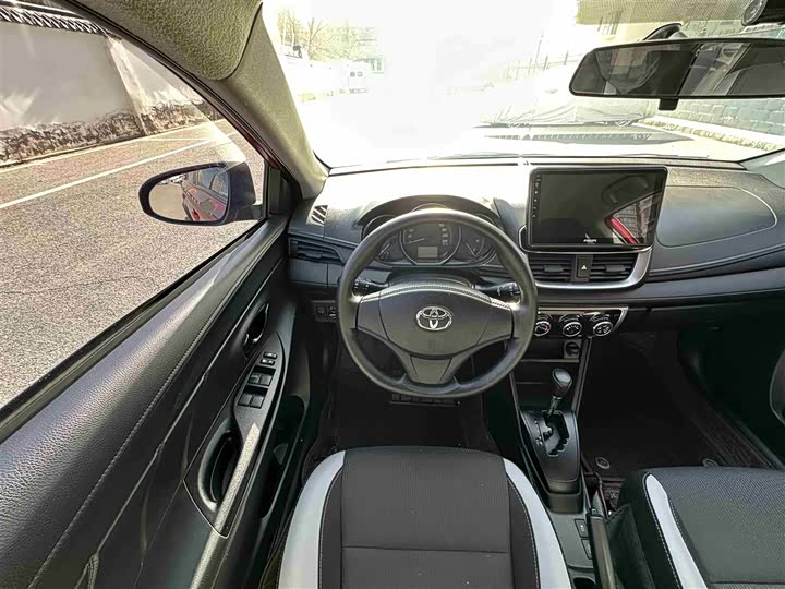 Фото 5 - Toyota Yaris L Hatchback