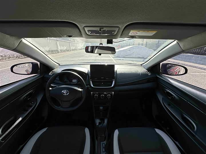 Фото 6 - Toyota Yaris L Hatchback