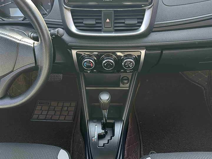 Фото 7 - Toyota Yaris L Hatchback