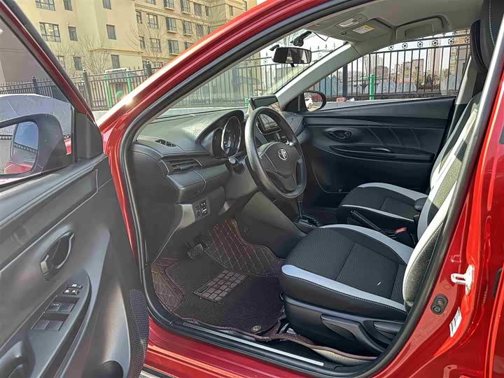 Фото 8 - Toyota Yaris L Hatchback