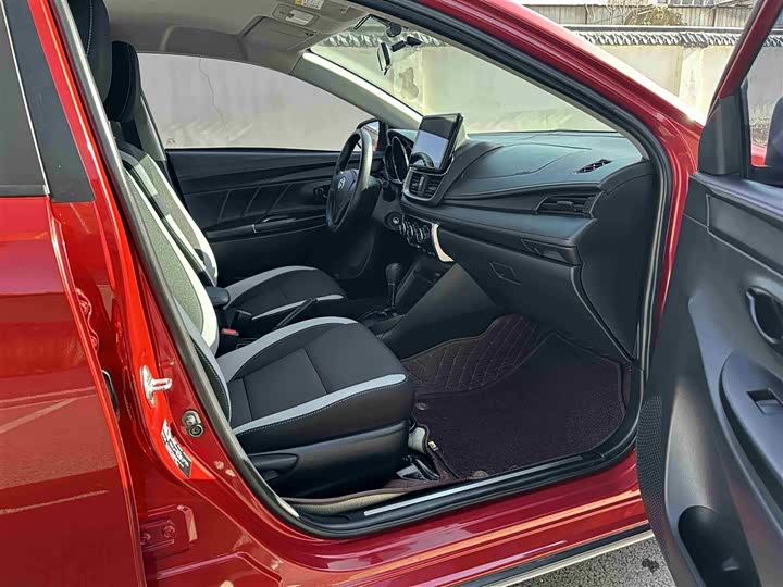 Фото 9 - Toyota Yaris L Hatchback