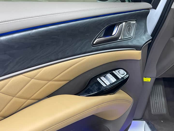 Фото 12 - Denza D9