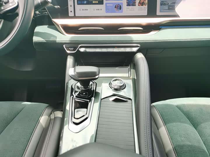 Фото 14 - Geely Monjaro