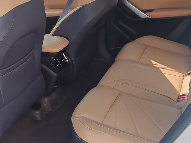 Фото 4 - Geely Atlas L