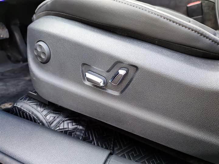 Фото 16 - Hongqi HS5