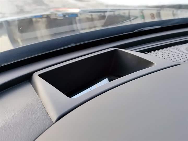 Фото 17 - Hongqi HS5