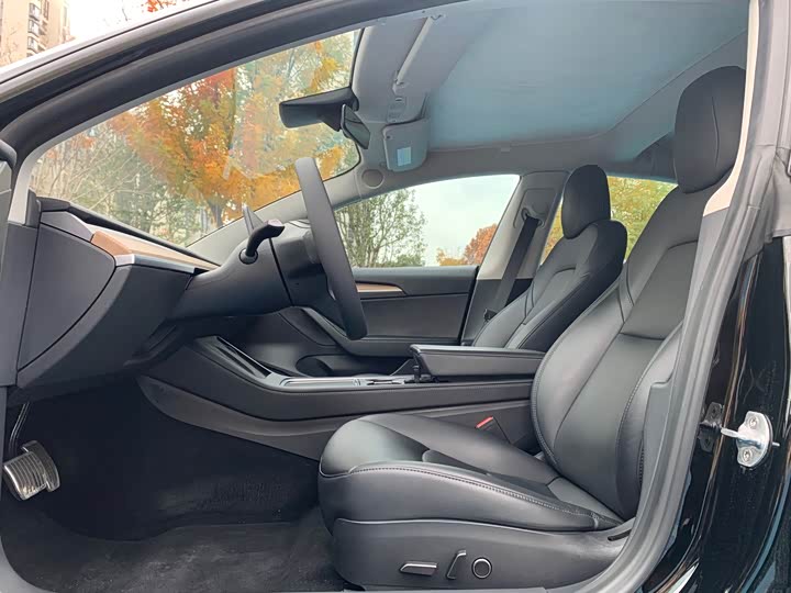 Фото 4 - Tesla Model 3