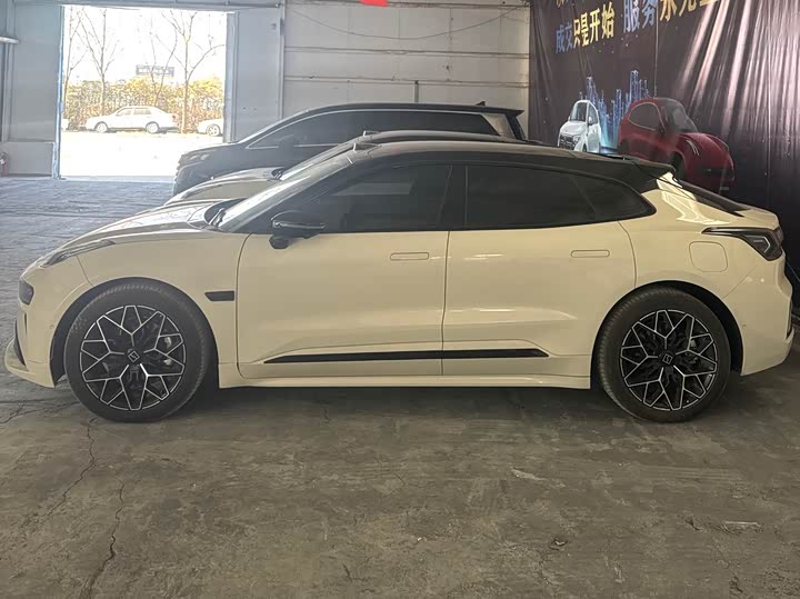 Фото 3 - Zeekr 001