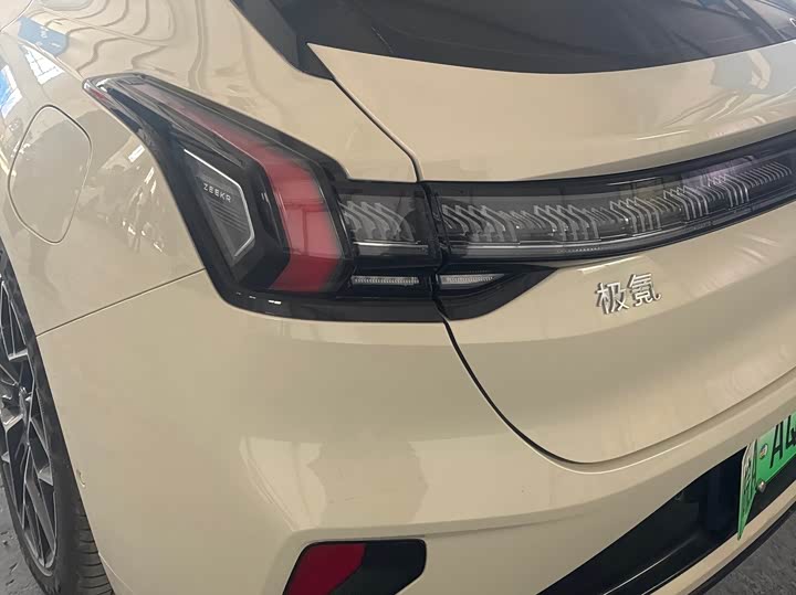 Фото 6 - Zeekr 001