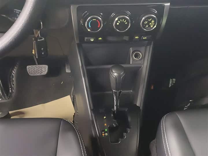 Фото 14 - Toyota Yaris L Hatchback