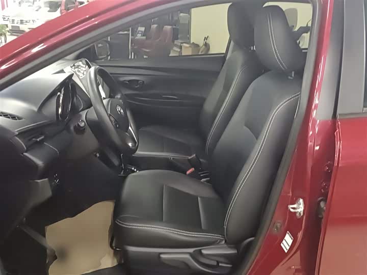 Фото 15 - Toyota Yaris L Hatchback