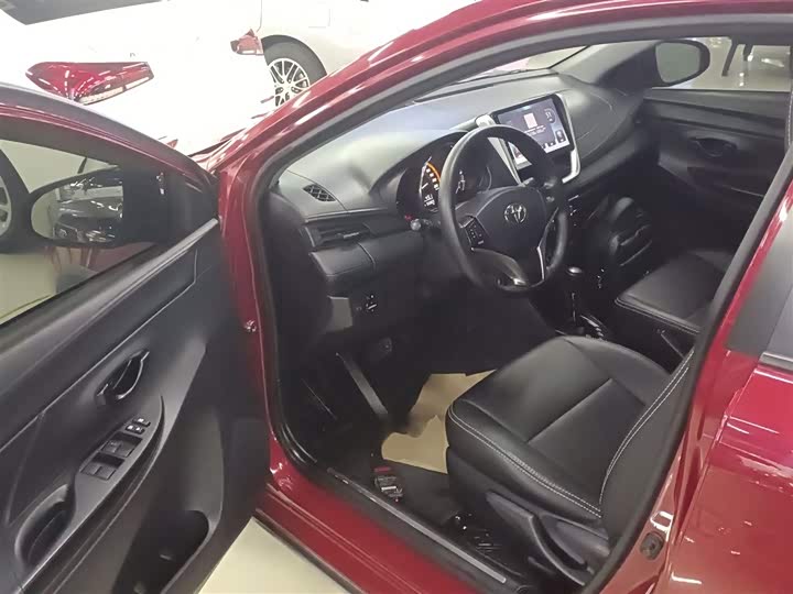 Фото 16 - Toyota Yaris L Hatchback