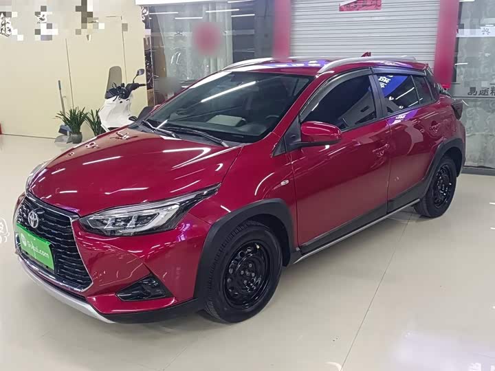 Фото 2 - Toyota Yaris L Hatchback