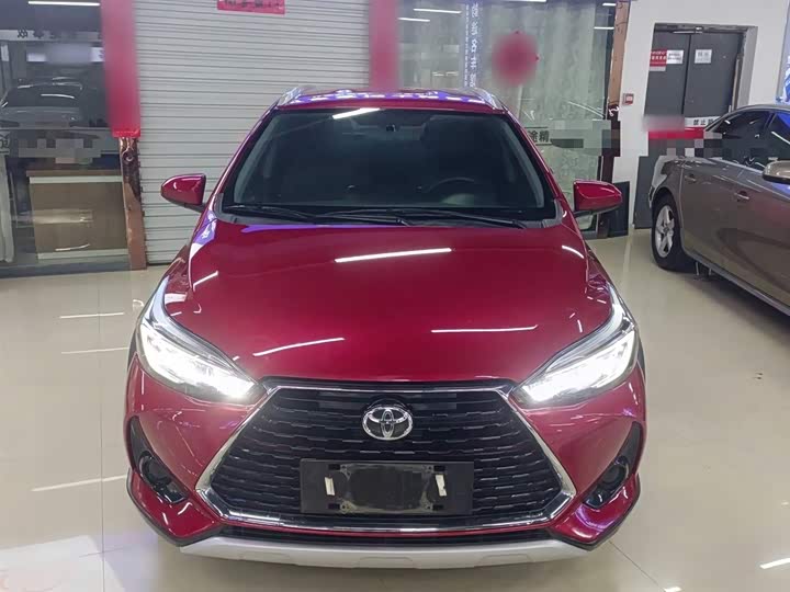 Фото 3 - Toyota Yaris L Hatchback