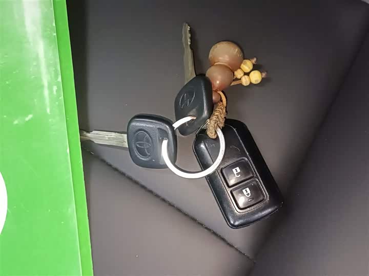 Фото 9 - Toyota Yaris L Hatchback