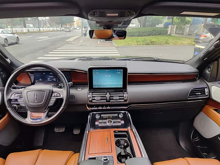 Фото 10 - Lincoln Navigator