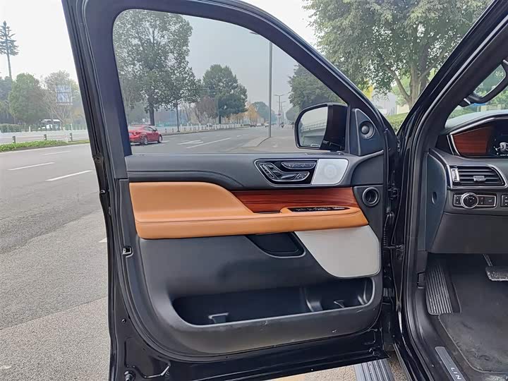 Фото 6 - Lincoln Navigator