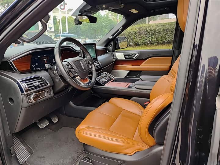 Фото 7 - Lincoln Navigator