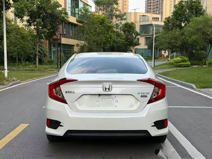 Фото 8 - Honda Civic