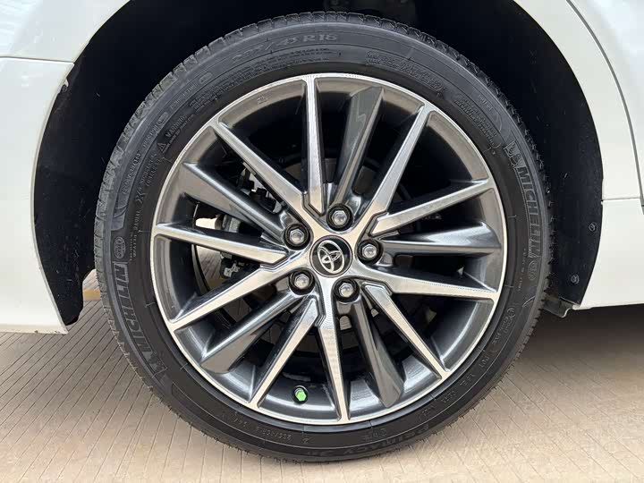 Фото 16 - Toyota Camry