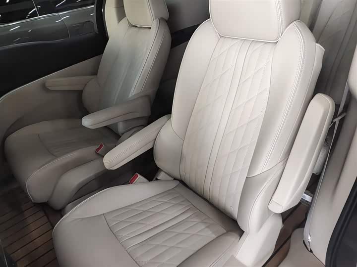 Фото 24 - Buick GL8 ES