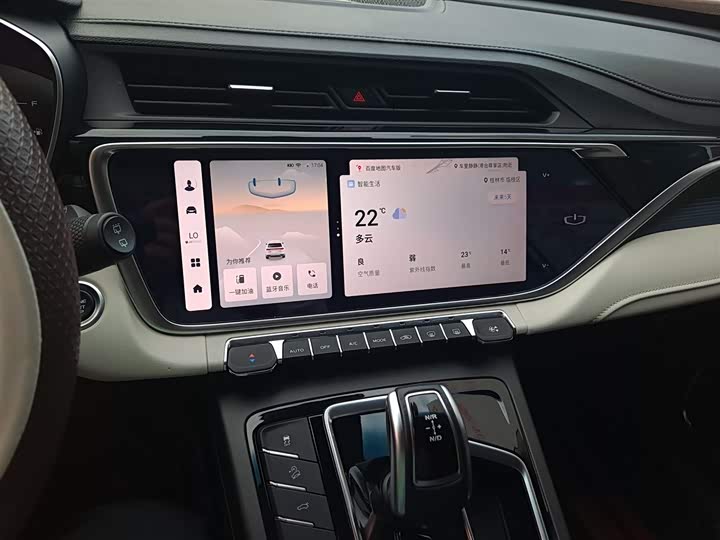 Фото 12 - Geely Atlas