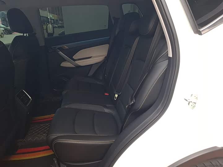 Фото 16 - Geely Atlas