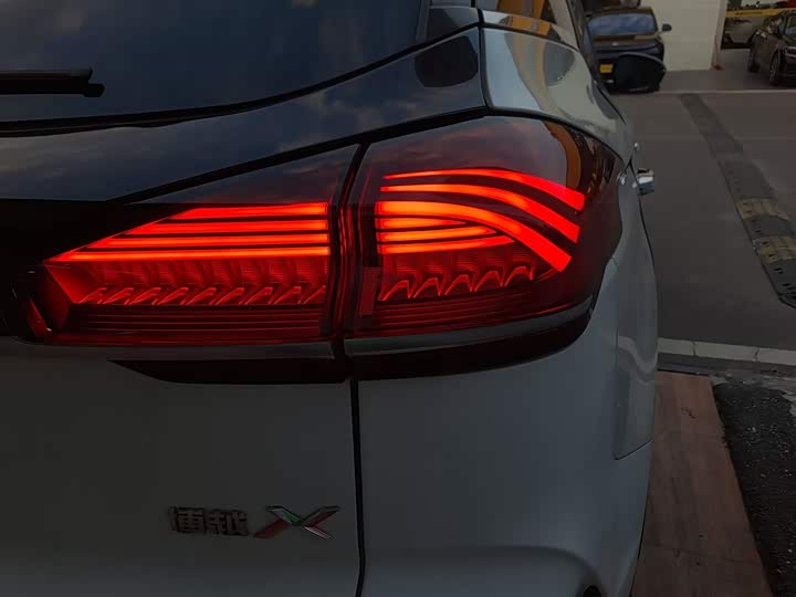 Фото 8 - Geely Atlas