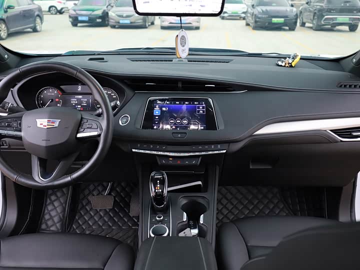 Фото 8 - Cadillac XT4