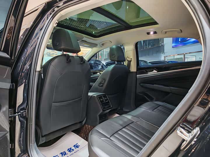 Фото 7 - Volkswagen Passat