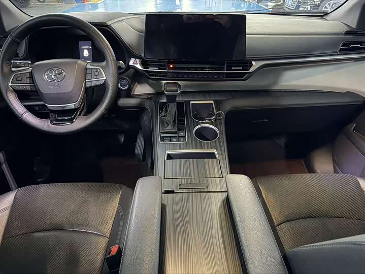 Фото 4 - Toyota Granvia