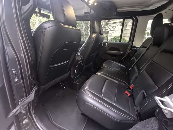 Фото 12 - Jeep Wrangler