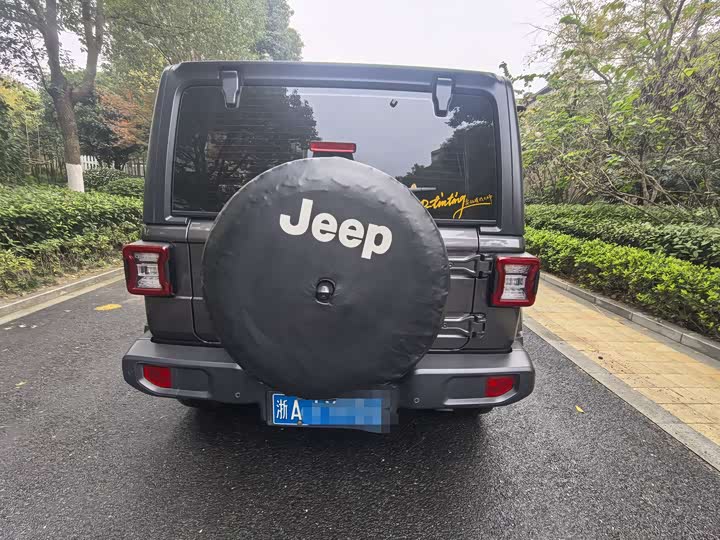 Фото 4 - Jeep Wrangler