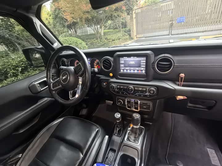 Фото 8 - Jeep Wrangler