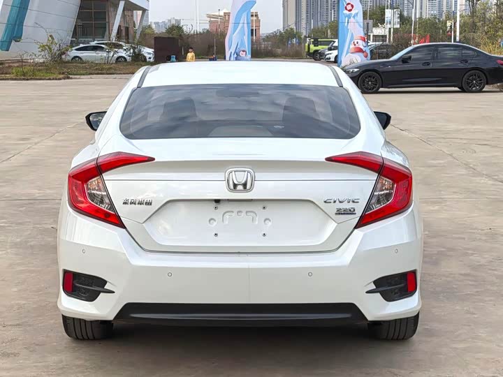 Фото 8 - Honda Civic