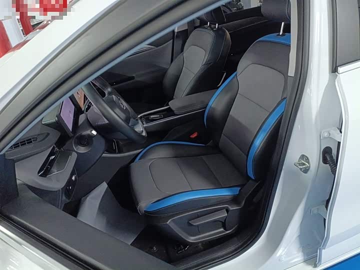 Фото 15 - Geely Geometry G6